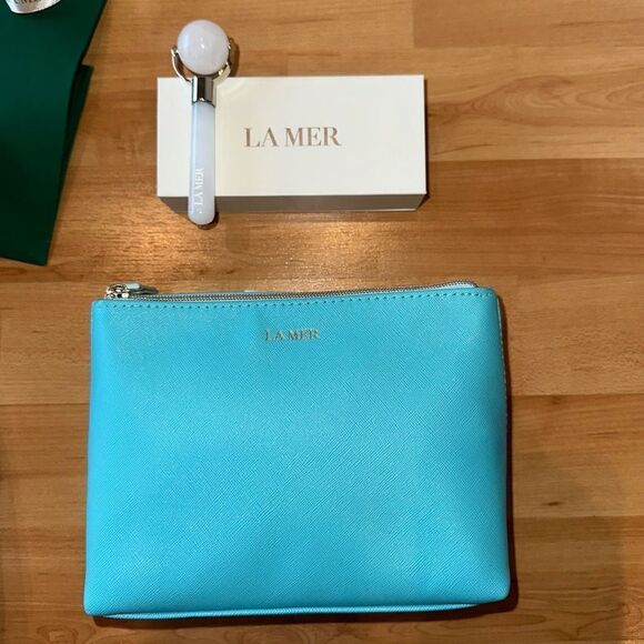 La Mer Gift Set - face roller, tote bag, teal cosmetics pouch, shopping tote - Picture 2 of 7